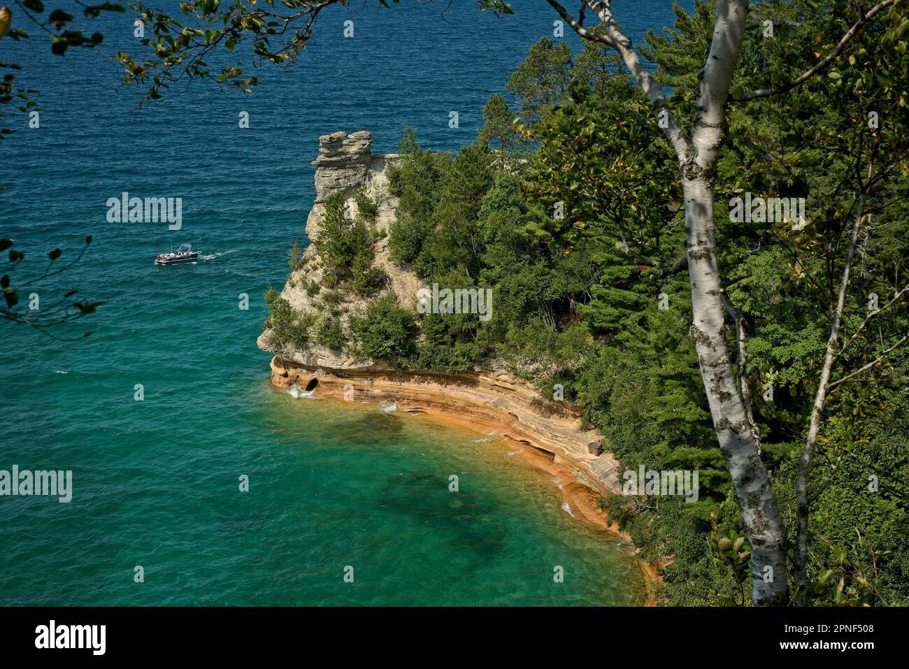 Un piccolo tour in barca passa accanto al Miners Castle presso il Pictured Rocks National Lake Shore sul lago Superior, Michigan. Foto Stock