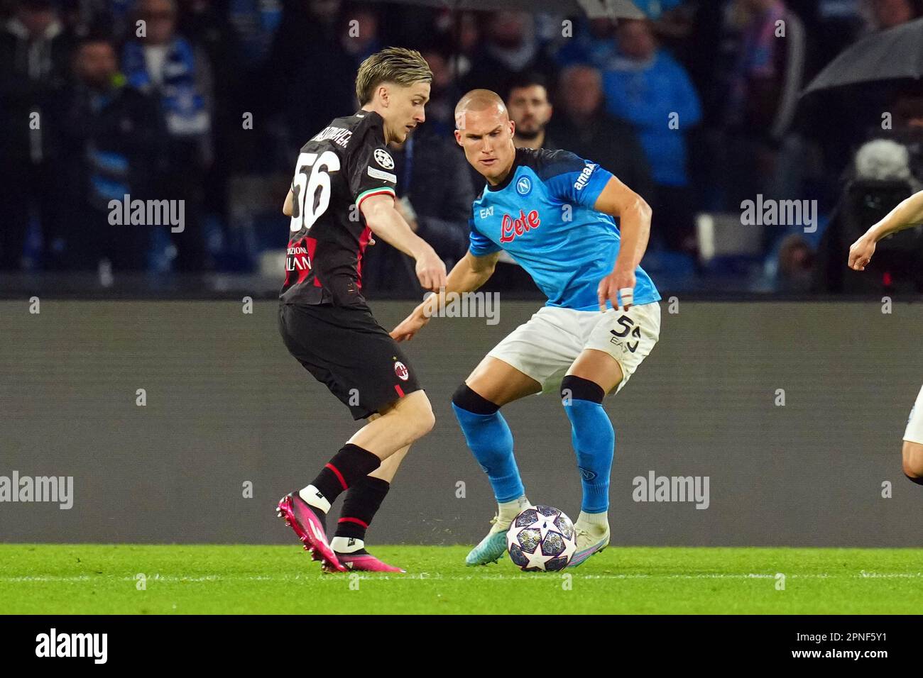 Napoli, Italia. 18th Apr, 2023. Napoli, Italia, 18th 2023 aprile: Leo Skiri Ostigard (55 Napoli) vies Alexis Saelemaekers (56 Milano) durante la partita della Champions League tra SSC Napoli e AC Milan allo stadio Diego Armando Maradona di Napoli. (Foto Mosca/SPP) Credit: SPP Sport Press Photo. /Alamy Live News Foto Stock