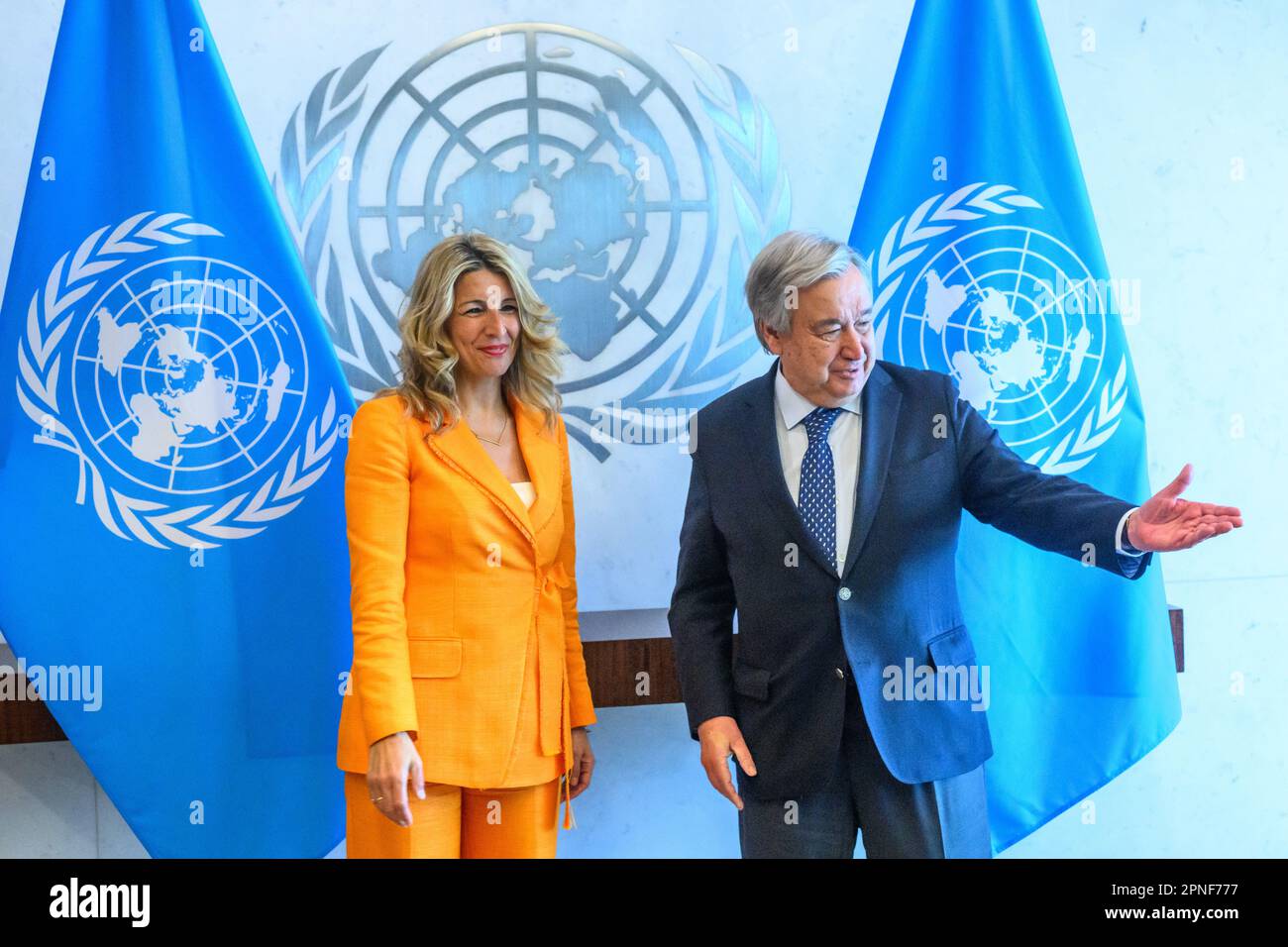 New York, Stati Uniti. 18th Apr, 2023. Il Ministro del lavoro spagnolo e il secondo Vice primo Ministro Yolanda Diaz sono accolti dal Segretario generale delle Nazioni Unite Antonio Guterres presso la sede delle Nazioni Unite. Diaz, che di recente ha lanciato la sua proposta di diventare la prima donna primo ministro spagnolo del paese, oggi ha chiesto alle Nazioni Unite di rivedere i margini aziendali, poiché "sono un importante elemento distorsivo per l'uguaglianza e la disuguaglianza”. Credit: Enrique Shore/Alamy Live News Foto Stock