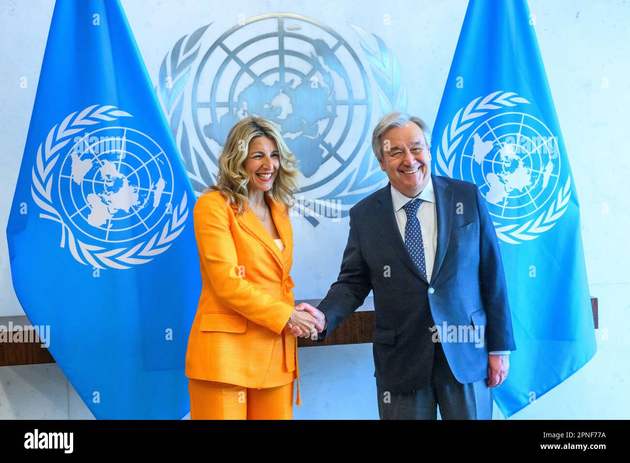 New York, Stati Uniti. 18th Apr, 2023. Il Ministro del lavoro spagnolo e il secondo Vice primo Ministro Yolanda Diaz sono accolti dal Segretario generale delle Nazioni Unite Antonio Guterres presso la sede delle Nazioni Unite. Diaz, che di recente ha lanciato la sua proposta di diventare la prima donna primo ministro spagnolo del paese, oggi ha chiesto alle Nazioni Unite di rivedere i margini aziendali, poiché "sono un importante elemento distorsivo per l'uguaglianza e la disuguaglianza”. Credit: Enrique Shore/Alamy Live News Foto Stock