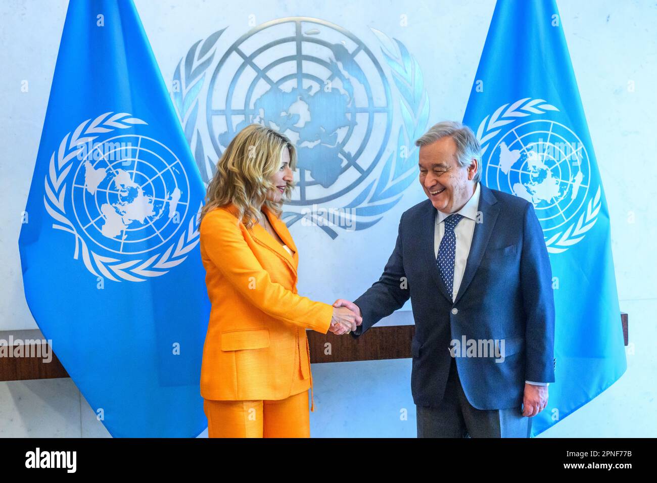 New York, Stati Uniti. 18th Apr, 2023. Il Ministro del lavoro spagnolo e il secondo Vice primo Ministro Yolanda Diaz sono accolti dal Segretario generale delle Nazioni Unite Antonio Guterres presso la sede delle Nazioni Unite. Diaz, che di recente ha lanciato la sua proposta di diventare la prima donna primo ministro spagnolo del paese, oggi ha chiesto alle Nazioni Unite di rivedere i margini aziendali, poiché "sono un importante elemento distorsivo per l'uguaglianza e la disuguaglianza”. Credit: Enrique Shore/Alamy Live News Foto Stock