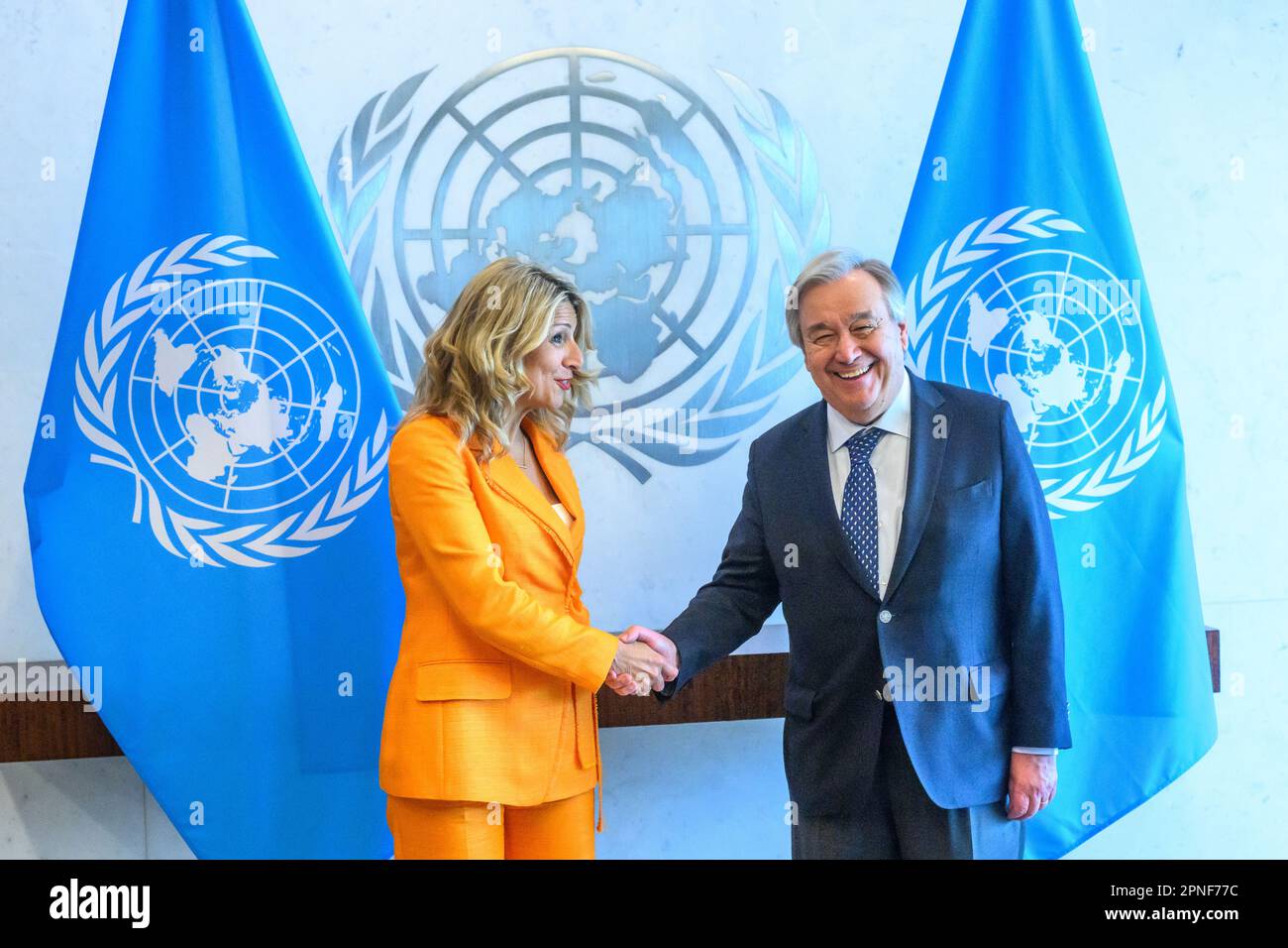 New York, Stati Uniti. 18th Apr, 2023. Il Ministro del lavoro spagnolo e il secondo Vice primo Ministro Yolanda Diaz sono accolti dal Segretario generale delle Nazioni Unite Antonio Guterres presso la sede delle Nazioni Unite. Diaz, che di recente ha lanciato la sua proposta di diventare la prima donna primo ministro spagnolo del paese, oggi ha chiesto alle Nazioni Unite di rivedere i margini aziendali, poiché "sono un importante elemento distorsivo per l'uguaglianza e la disuguaglianza”. Credit: Enrique Shore/Alamy Live News Foto Stock