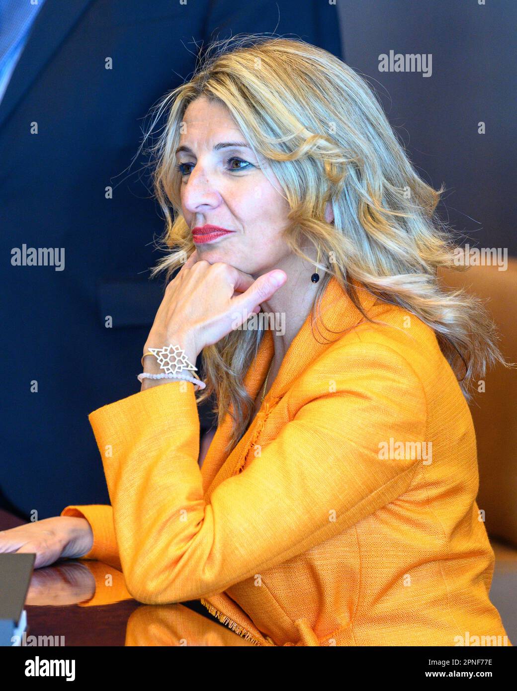 New York, Stati Uniti. 18th Apr, 2023. Il Ministro del lavoro spagnolo e il secondo Vice primo Ministro Yolanda Diaz durante il suo incontro con il Segretario generale delle Nazioni Unite Antonio Guterres (non mostrato) presso la sede delle Nazioni Unite. Diaz, che di recente ha lanciato la sua proposta di diventare la prima donna primo ministro spagnolo del paese, oggi ha chiesto alle Nazioni Unite di rivedere i margini aziendali, poiché "sono un importante elemento distorsivo per l'uguaglianza e la disuguaglianza”. Credit: Enrique Shore/Alamy Live News Foto Stock