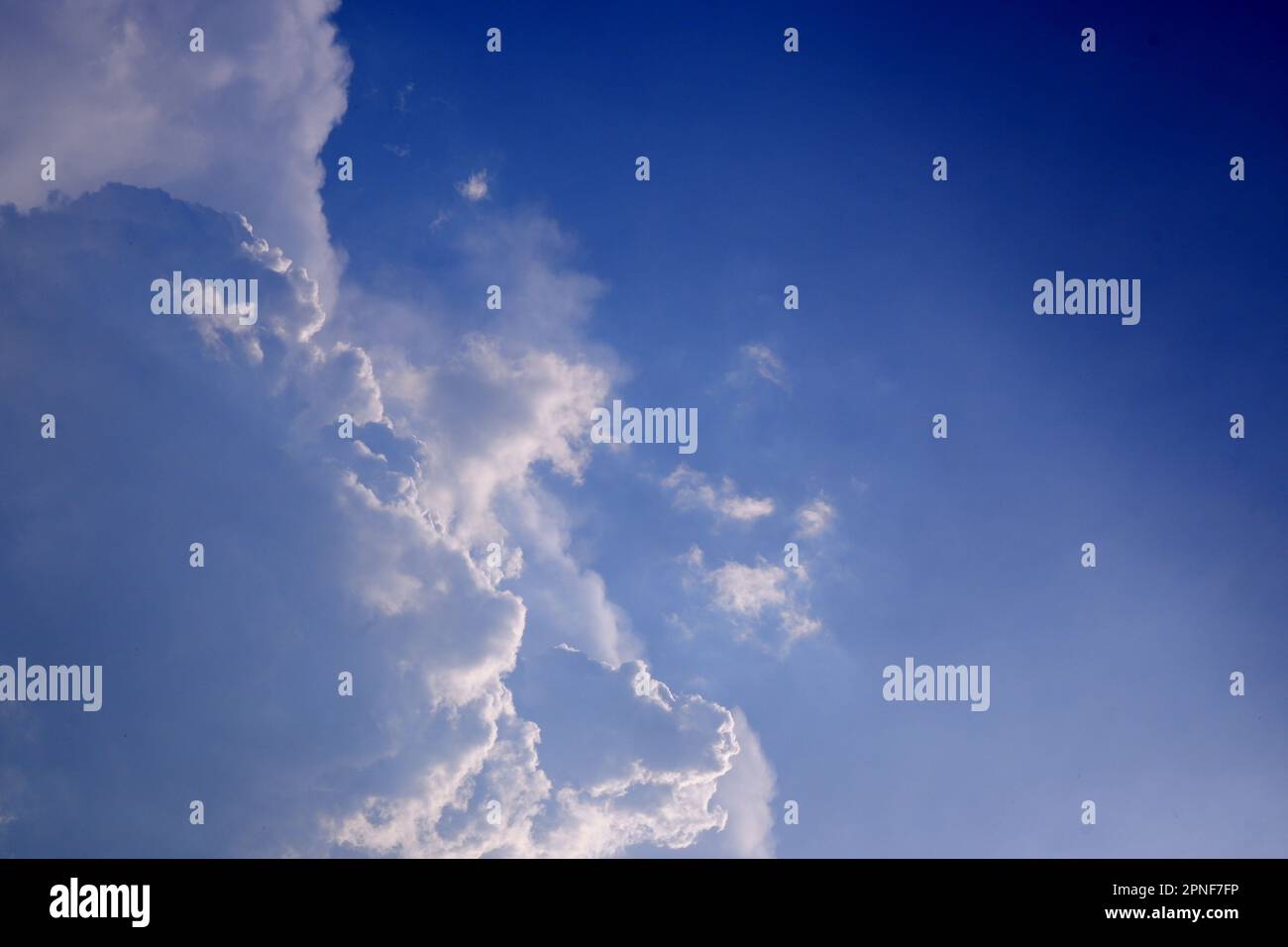 luce del raggio del sole attraverso la nuvola sul cielo blu : può essere usato come sfondo e aspetto drammatico Foto Stock