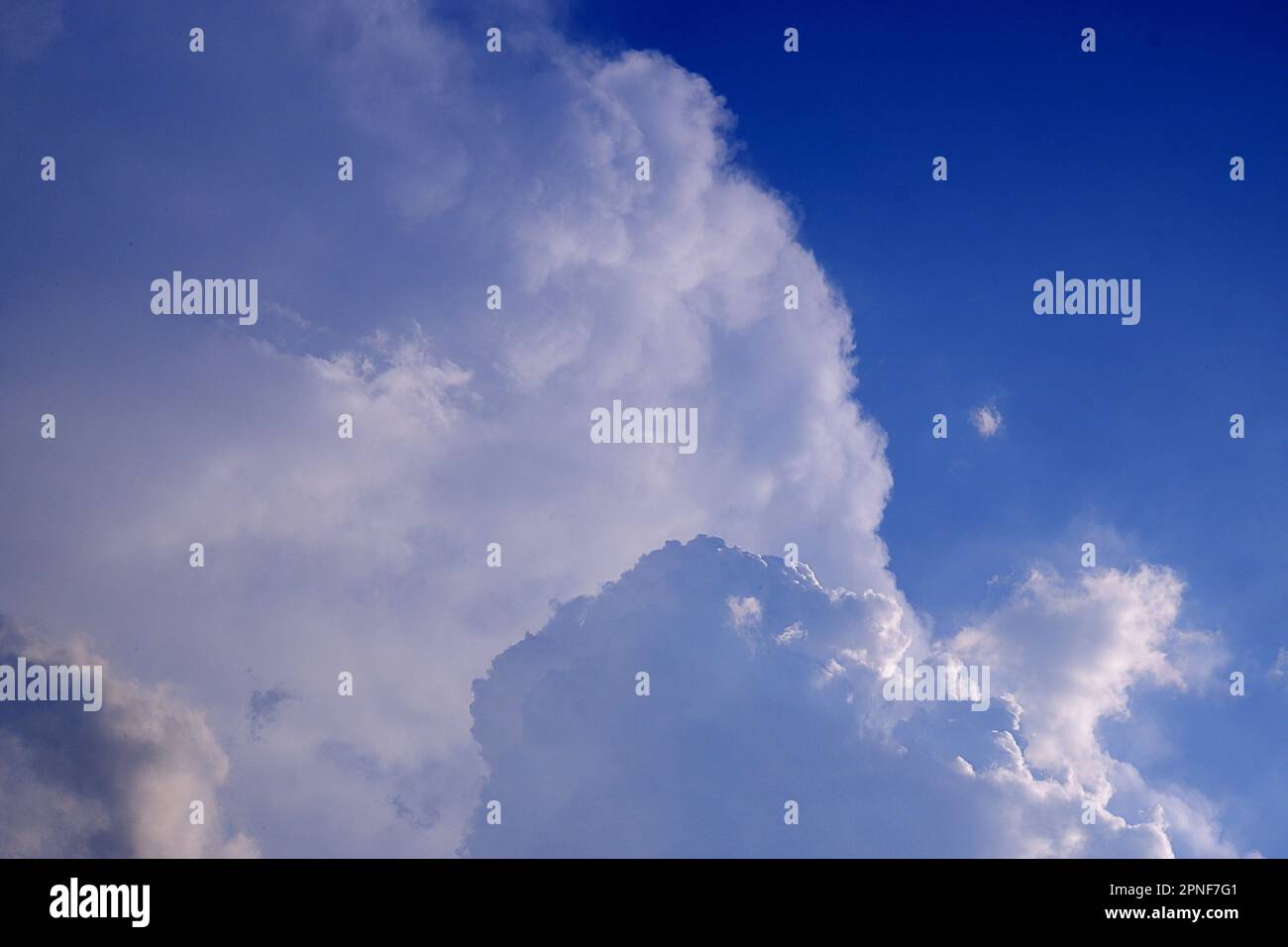 luce del raggio del sole attraverso la nuvola sul cielo blu : può essere usato come sfondo e aspetto drammatico Foto Stock