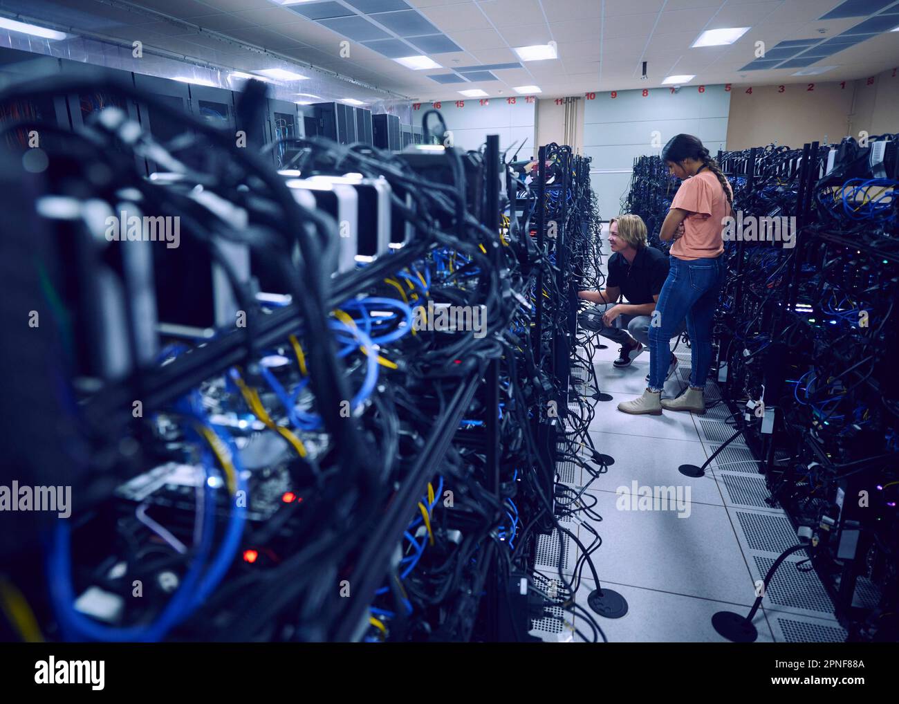 I tecnici al lavoro in sala server Foto Stock