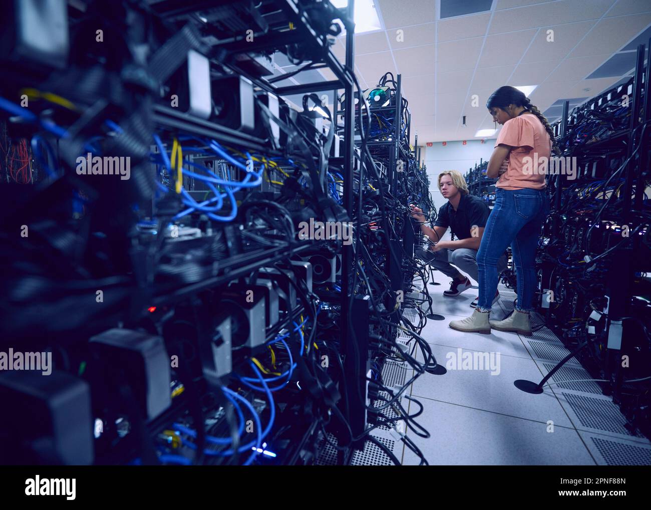 I tecnici al lavoro in sala server Foto Stock