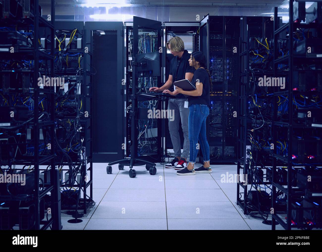 I tecnici al lavoro in sala server Foto Stock