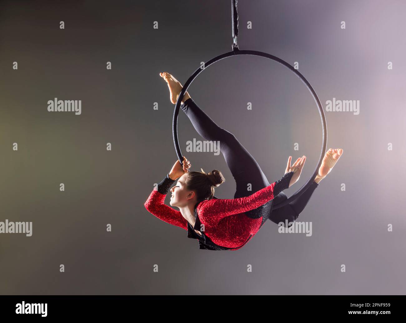 Adolescente aerialista (14-15) esecuzione di danza aerea Foto Stock