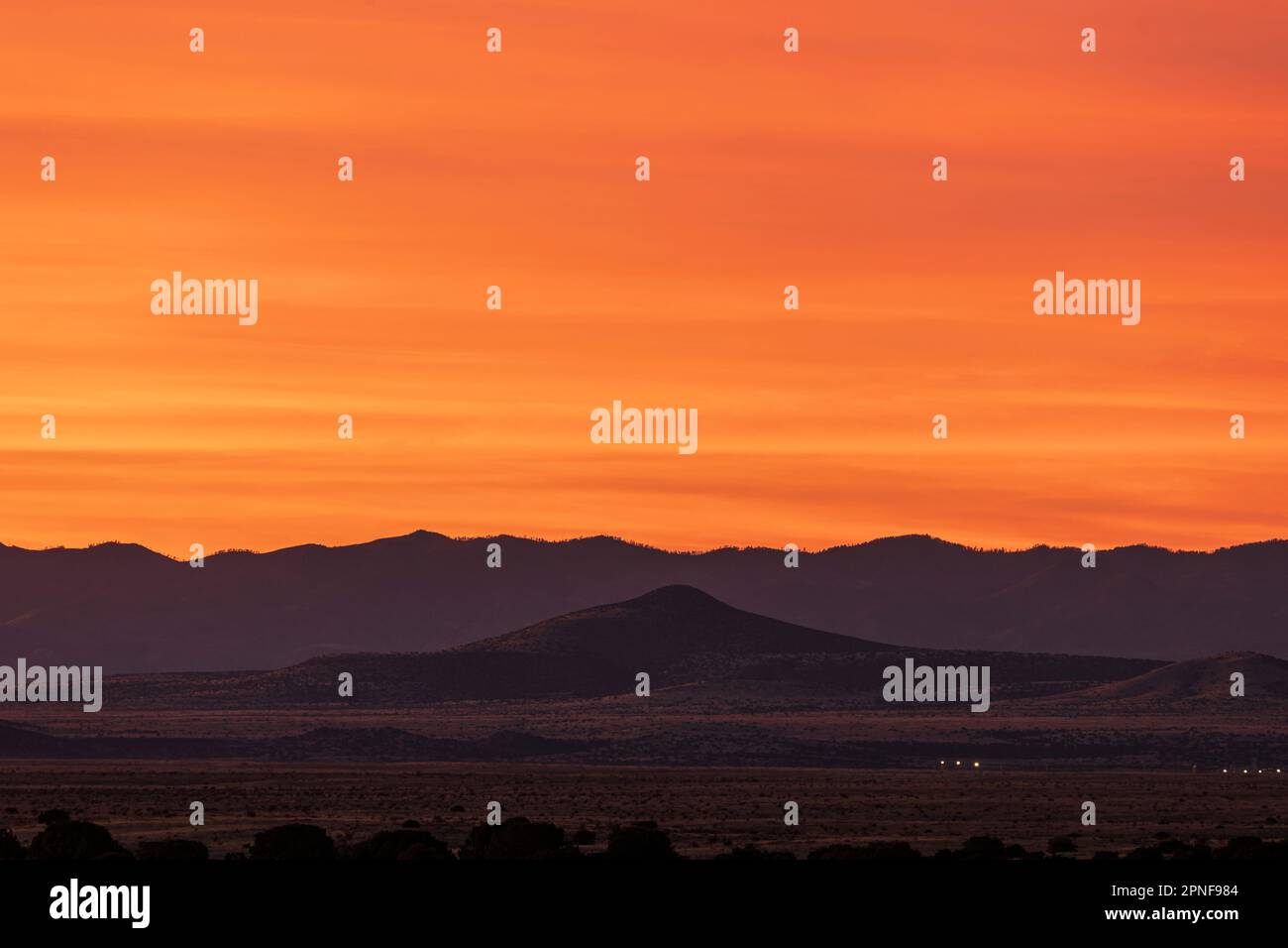 Stati Uniti, New Mexico, Santa Fe, cielo colorato sul deserto Foto Stock