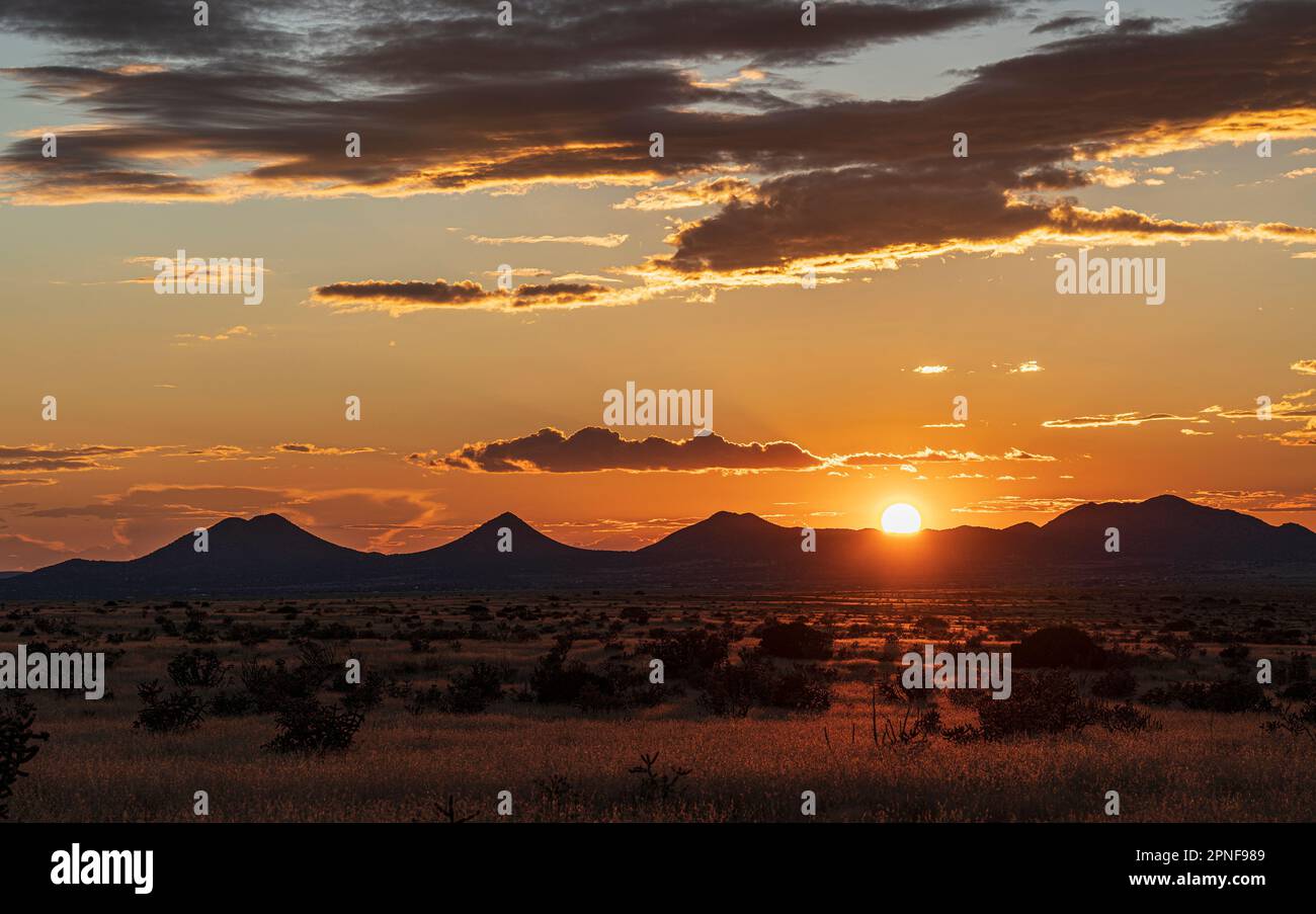 Stati Uniti, New Mexico, Cerrillos, Cielo sopra le montagne Cerrillos al tramonto Foto Stock