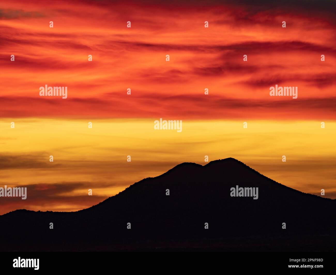 Stati Uniti, New Mexico, Cerrillos, spettacolare cielo sopra la silhouette di montagna nel parco nazionale di Cerrilos Foto Stock