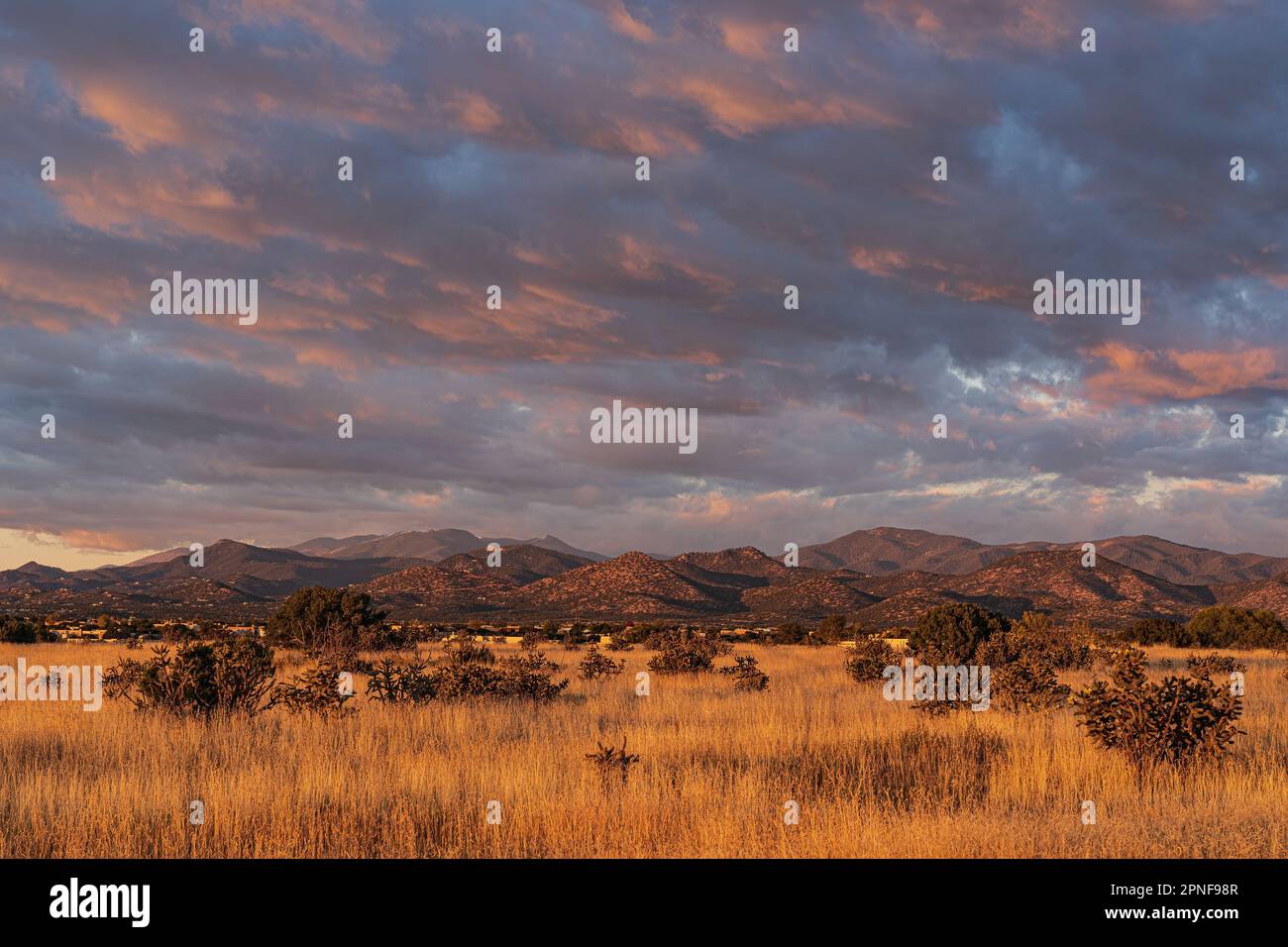 Stati Uniti, New Mexico, Santa Fe, Vista su El Dorado a Sangere de Cristo montagne Foto Stock