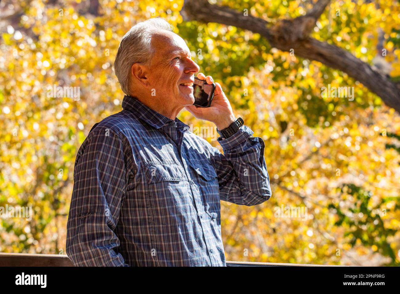 Uomo anziano con smartphone nel Parco Nazionale di Zion Foto Stock
