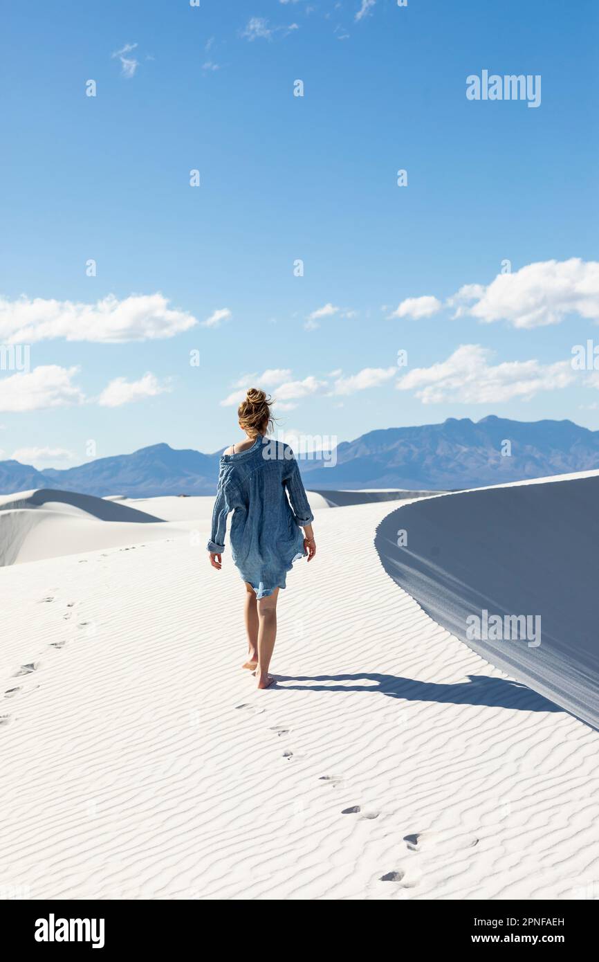 Stati Uniti, New Mexico, Parco Nazionale di White Sands, escursione a piedi di una ragazza teenage Foto Stock