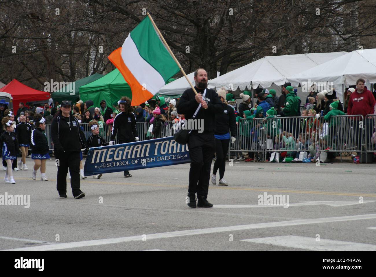 St Patrick's Day Parade 2023 si è diretto in Market Street a Broadway in Downtown St. Louis, Missouri, Stati Uniti Foto Stock