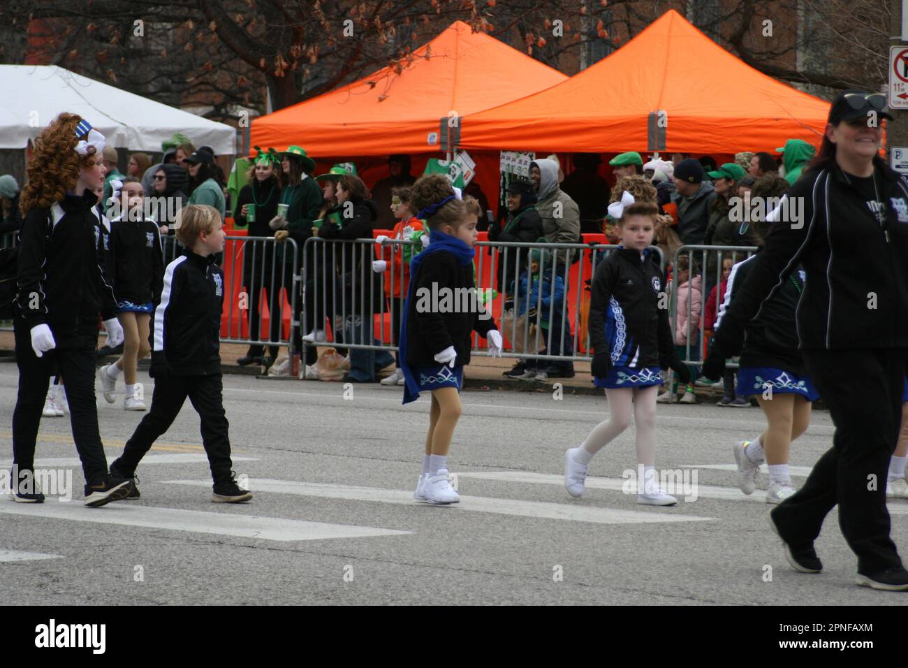 St Patrick's Day Parade 2023 si è diretto in Market Street a Broadway in Downtown St. Louis, Missouri, Stati Uniti Foto Stock