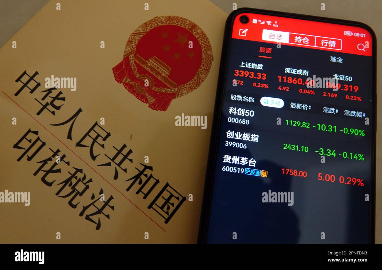 YICHANG, CINA - 19 APRILE 2023 - Un netizen mostra la legge sull'imposta sui bolli e l'indice Delle azioni A prima dell'apertura a Yichang, provincia di Hubei, Cina, 19 aprile Foto Stock
