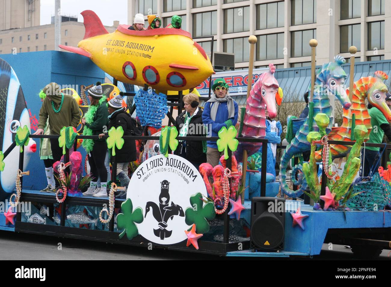 Parade Spectator's line Market Street per vedere la parata del giorno di San Patrizio nel centro di St Louis, Missouri, Stati Uniti. Foto Stock