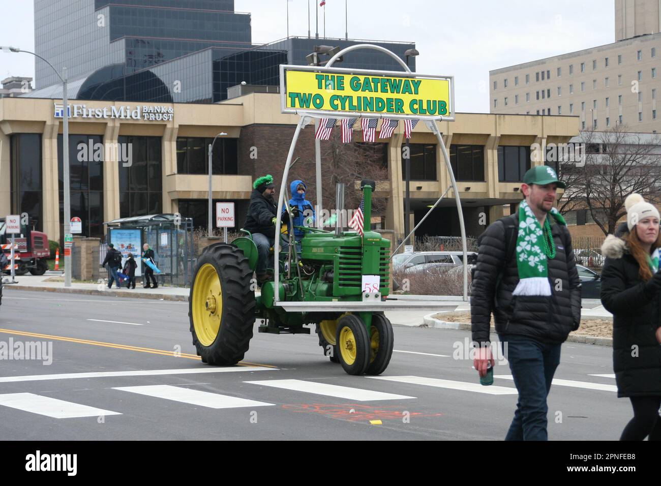 Parade Spectator's line Market Street per vedere la parata del giorno di San Patrizio nel centro di St Louis, Missouri, Stati Uniti. Foto Stock