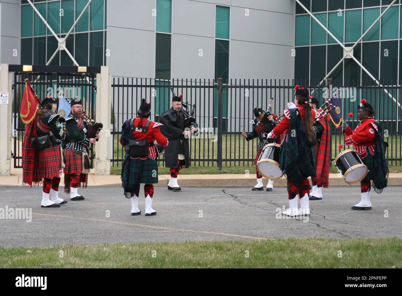 Parade Spectator's line Market Street per vedere la parata del giorno di San Patrizio nel centro di St Louis, Missouri, Stati Uniti. Foto Stock