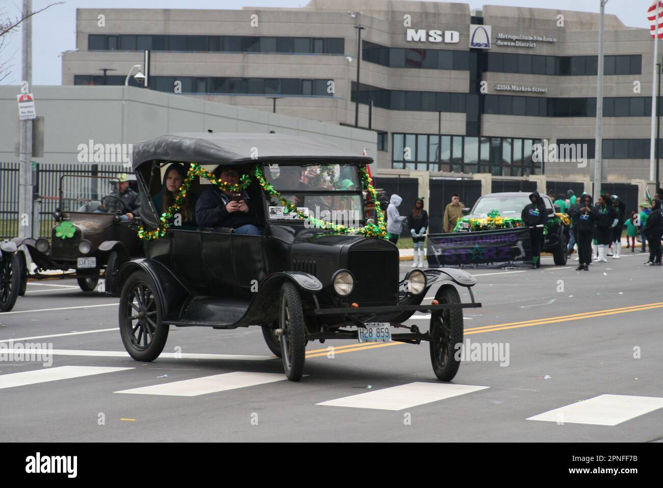 Parade Spectator's line Market Street per vedere la parata del giorno di San Patrizio nel centro di St Louis, Missouri, Stati Uniti. Foto Stock