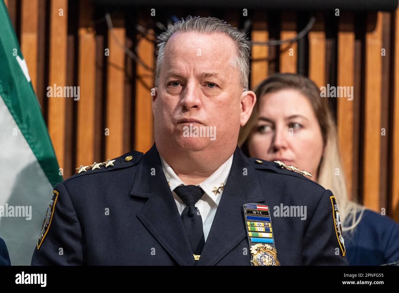 John Chell, capo della pattuglia di NYPD, partecipa a un briefing sull'arresto di sospetti in relazione a 2 uomini drogati, derubati e uccisi presso la sede centrale di NYPD a New York il 18 aprile 2023 Foto Stock