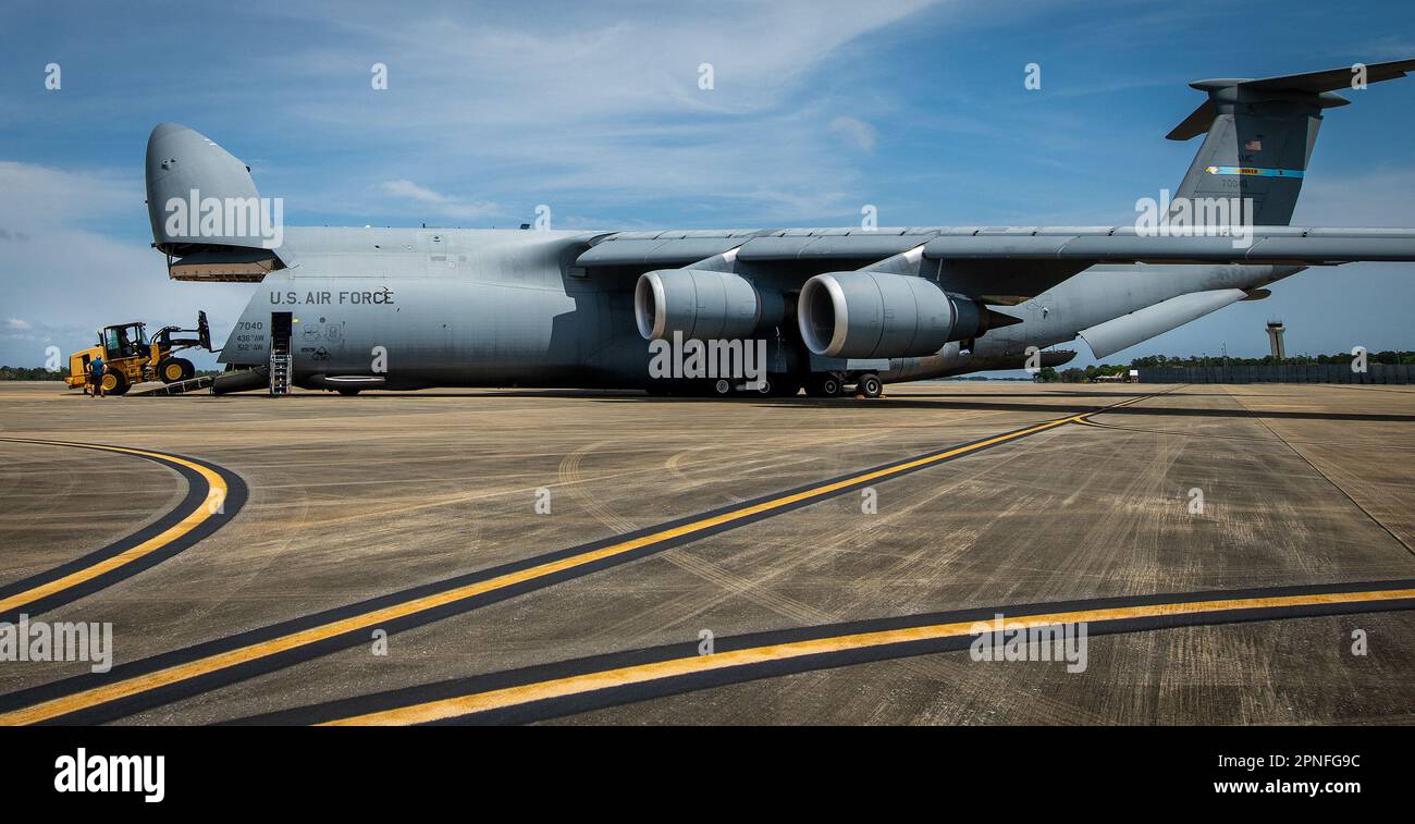 Un caricatore frontale sale su una rampa C-5 Super Galaxy che verrà caricata il 5 aprile presso la base dell'aeronautica militare di Eglin, Fla. Il velivolo 436th Airlift Wing volò verso Eglin per un addestramento pesante per i portaerei e i loadmaster dell'aeronautica e dell'esercito. Più di 150.000 libbre di attrezzatura sono state caricate, fissate e scaricate in poche ore. (STATI UNITI Foto dell'aeronautica/Samuel King Jr.) Foto Stock