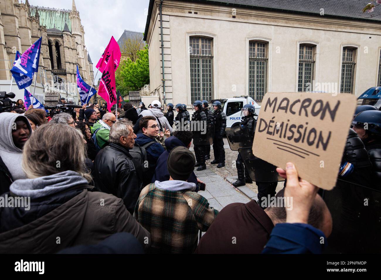 Parigi, Francia. 18th Apr, 2023. Un protettore ha un cartello che dice "rassegnazione Macron" durante la manifestazione. Più di 300 persone si sono riunite questa sera a Saint-Denis, Parigi, dove Emmanuel Macron doveva assistere a un concerto presso la casa di formazione Legion of Honor. La protesta si è svolta in una piazza affollata del municipio, vicino alla Basilica di Saint-Denis, in cui si è rinata la motocicletta presidenziale. (Foto di Telmo Pinto/SOPA Images/Sipa USA) Credit: Sipa USA/Alamy Live News Foto Stock