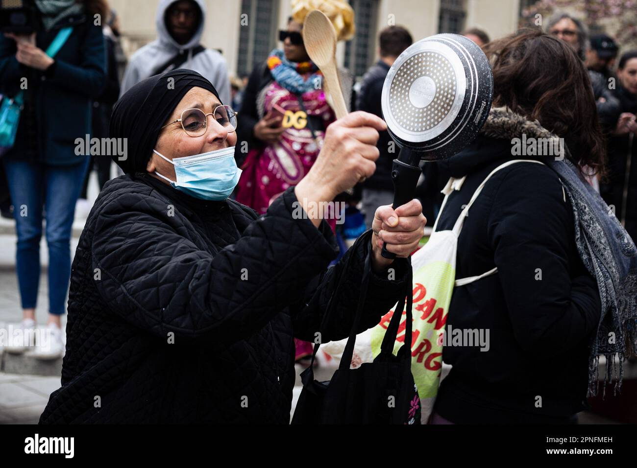 Parigi, Francia. 18th Apr, 2023. Una donna anziana colpisce una padella durante la dimostrazione. Più di 300 persone si sono riunite questa sera a Saint-Denis, Parigi, dove Emmanuel Macron doveva assistere a un concerto presso la casa di formazione Legion of Honor. La protesta si è svolta in una piazza affollata del municipio, vicino alla Basilica di Saint-Denis, in cui si è rinata la motocicletta presidenziale. (Foto di Telmo Pinto/SOPA Images/Sipa USA) Credit: Sipa USA/Alamy Live News Foto Stock