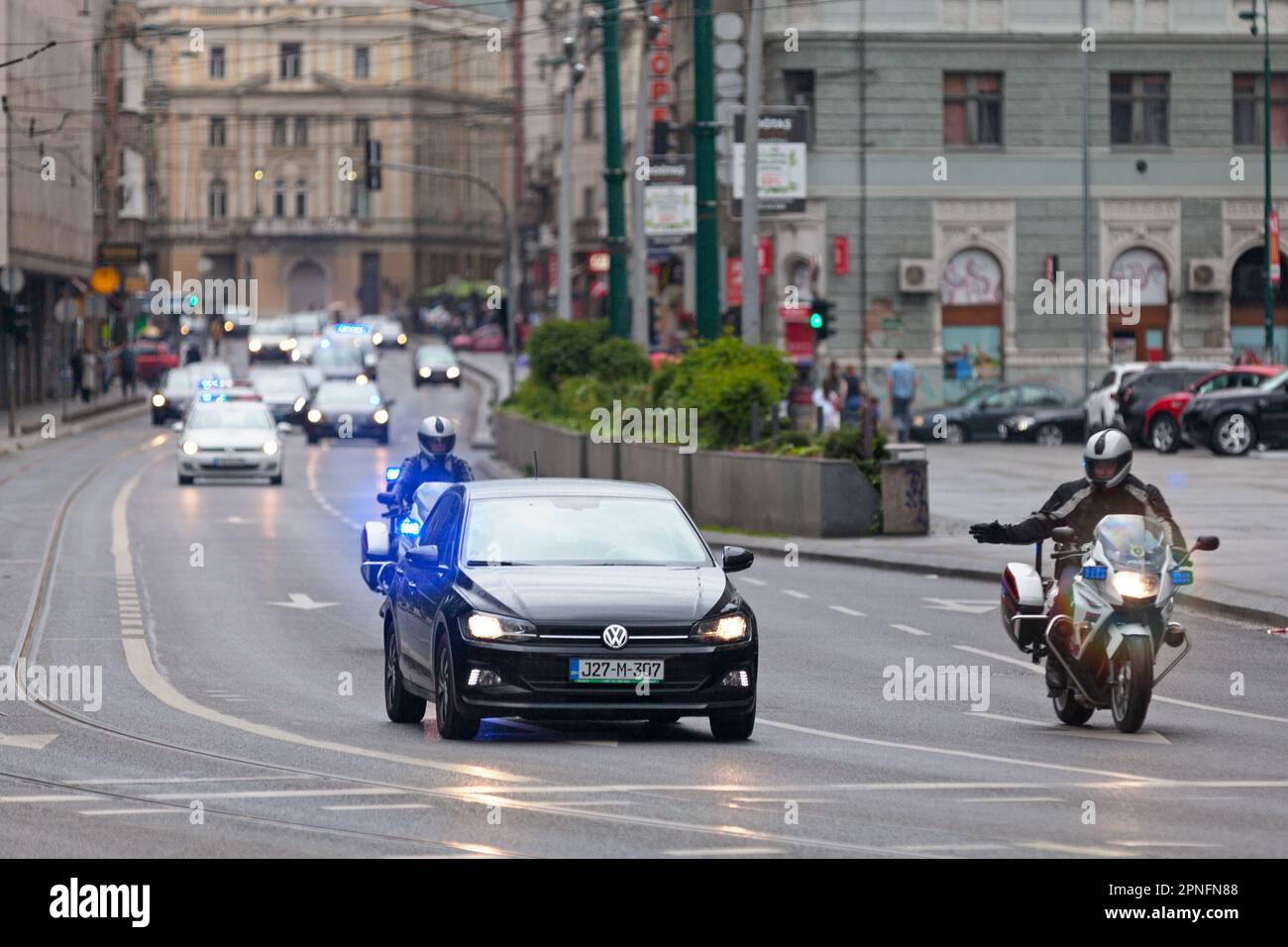 Sarajevo, Bosnia-Erzegovina - Maggio 26 2019: Ciclista di polizia che chiede a un conducente di cambiare rotta per lasciare passare un convoglio ufficiale. Foto Stock