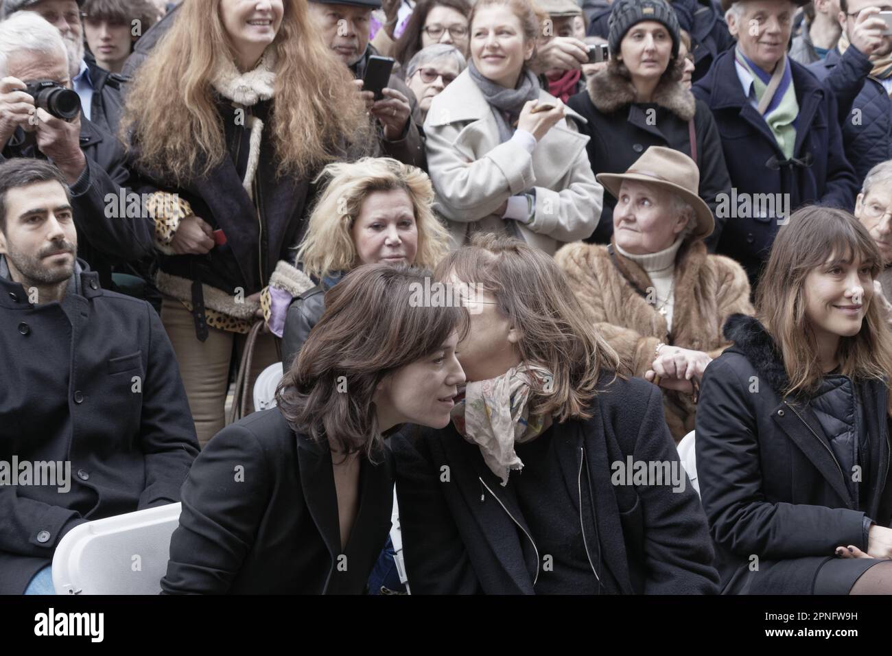Parigi,Francia.10 marzo,2016.Charlotte Gainsbourg parla a Jane Birkin alla cerimonia della targa commemorativa in onore di Serge Gainsbourg Foto Stock
