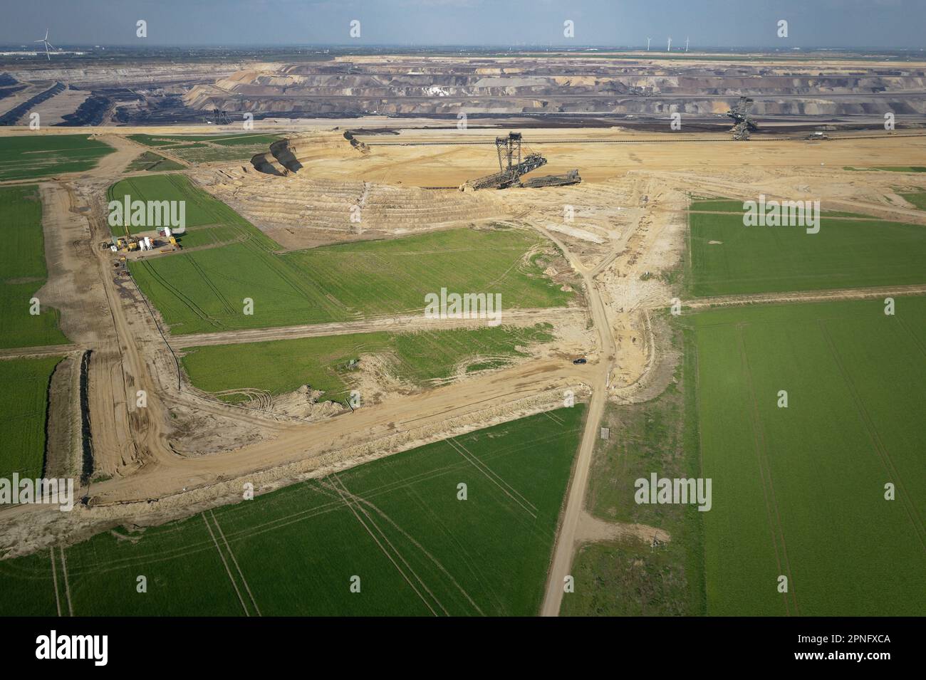 Erkelenz, Germania. 17th Apr, 2023. Un'immagine drone mostra il sito dell'ex frazione di Lützerath su 04.17.23. La maggior parte della zona del villaggio è già stata dragata. Ben tre mesi fa, gli agenti di polizia hanno portato gli ultimi attivisti fuori dal villaggio lignita di Lützerath. Credit: Henning Kaiser/dpa/Alamy Live News Foto Stock