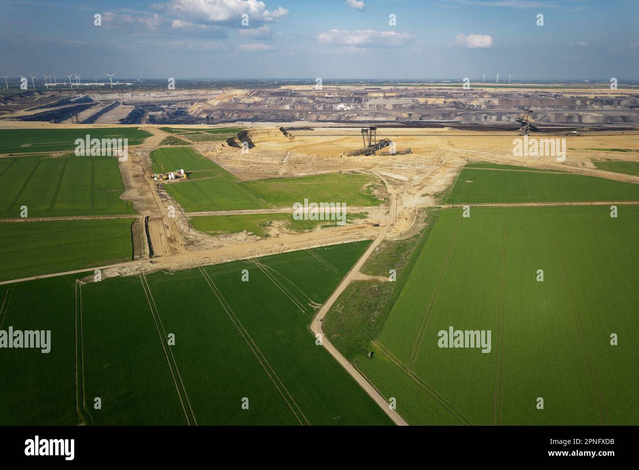 Erkelenz, Germania. 14th Set, 2017. Un'immagine drone mostra il sito dell'ex frazione di Lützerath su 04.17.23. La maggior parte della zona del villaggio è già stata dragata. Ben tre mesi fa, gli agenti di polizia hanno portato gli ultimi attivisti fuori dal villaggio lignita di Lützerath. Credit: Henning Kaiser/dpa/Alamy Live News Foto Stock
