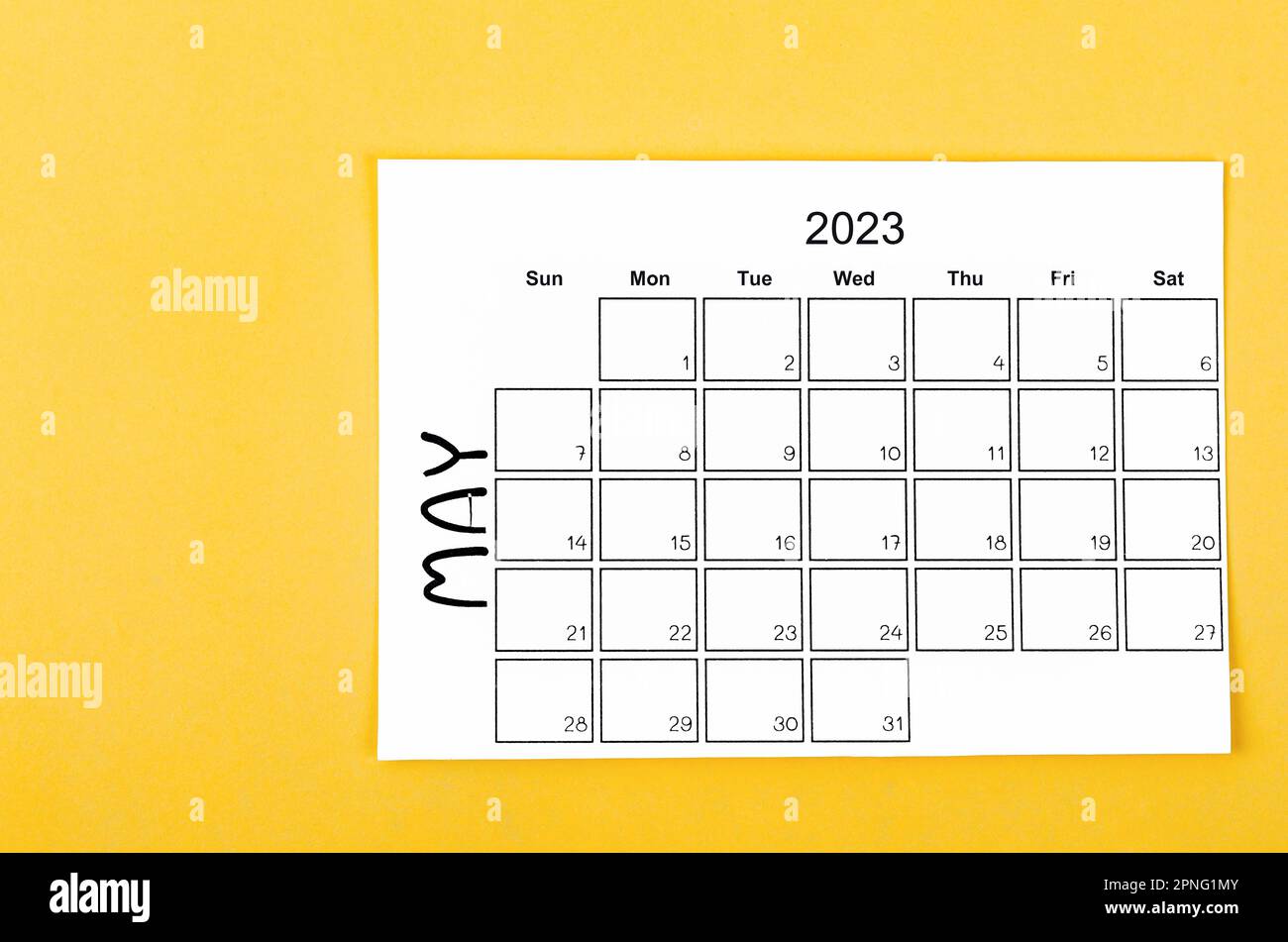 Maggio 2023 foglio di calendario mensile su sfondo giallo. Foto Stock