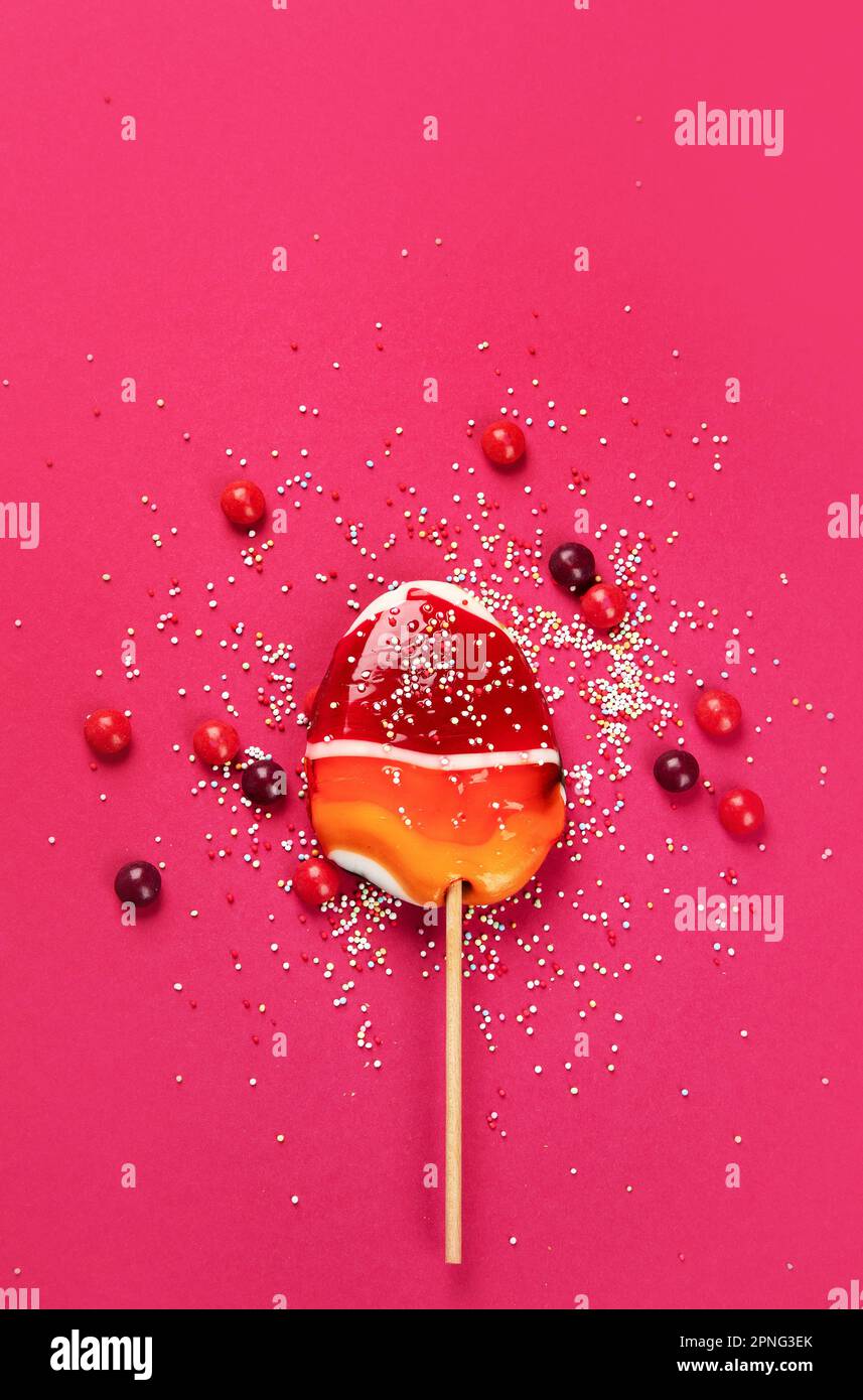 Collezione mista di caramelle colorate, su sfondo rosa. Vista dall'alto. Foto Stock