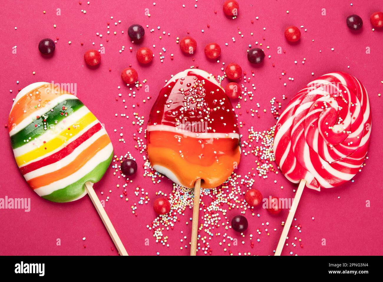 Collezione mista di caramelle colorate, su sfondo rosa. Vista dall'alto. Foto Stock