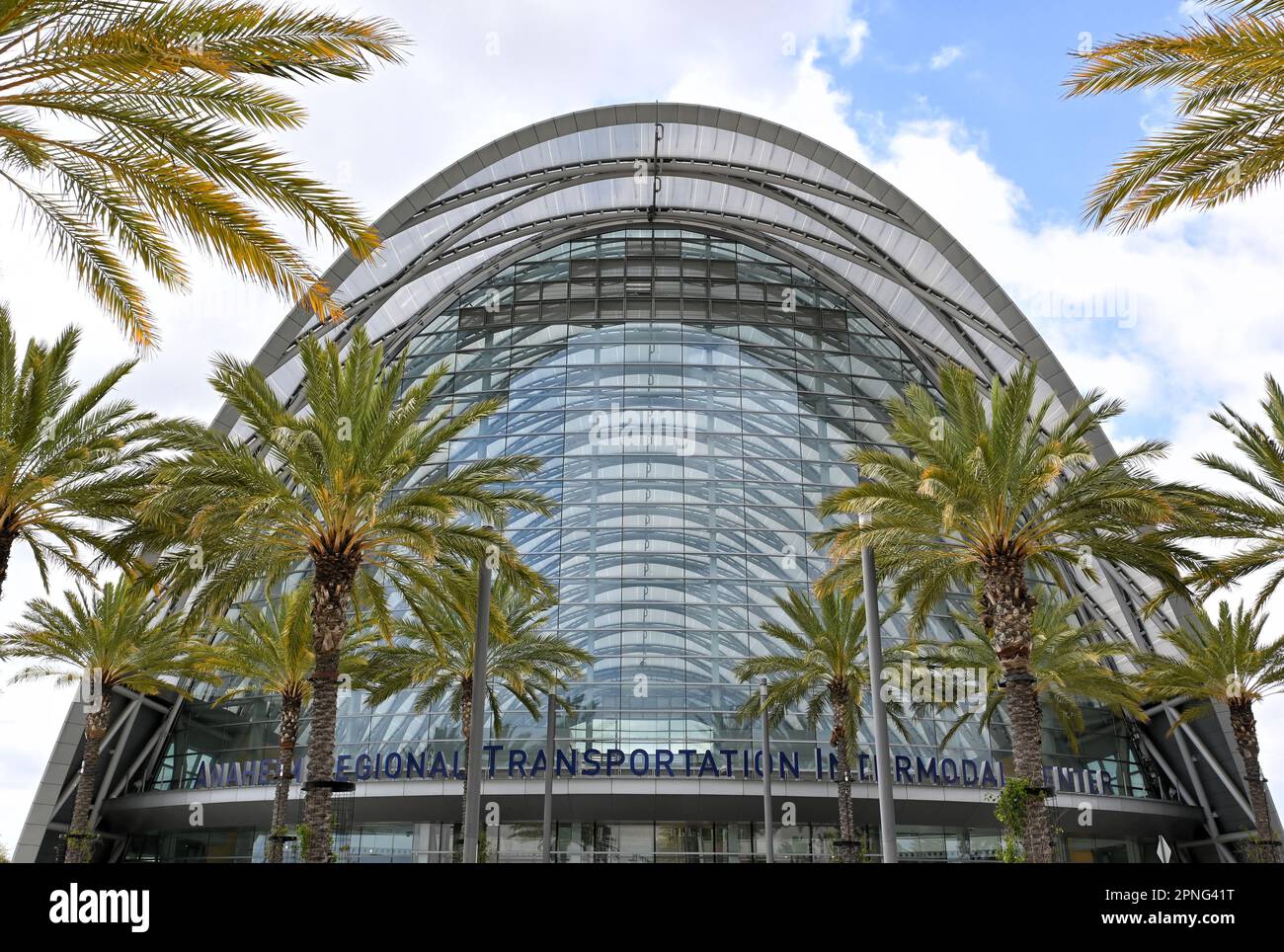 ANAHEIM, CALIFORNIA - 18 Apr 2023: Palme che incorniciano il Centro intermodale di trasporto regionale di Anaheim, ARTIC. Foto Stock