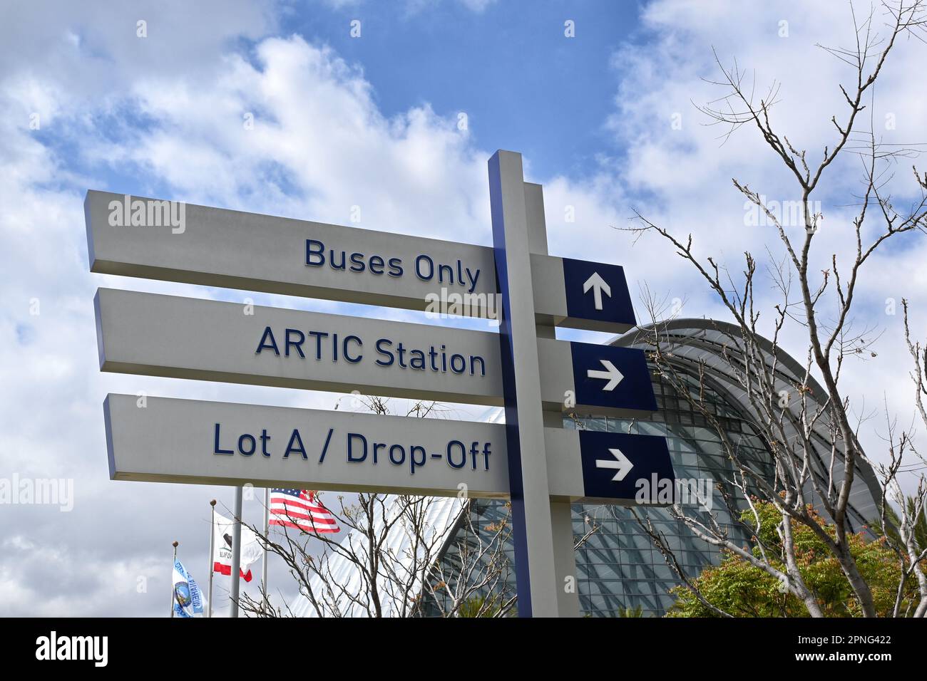 ANAHEIM, CALIFORNIA - 18 Apr 2023: Segnale di direzione presso l'Anaheim Regional Transportation Intermodal Center, ARTIC. Foto Stock