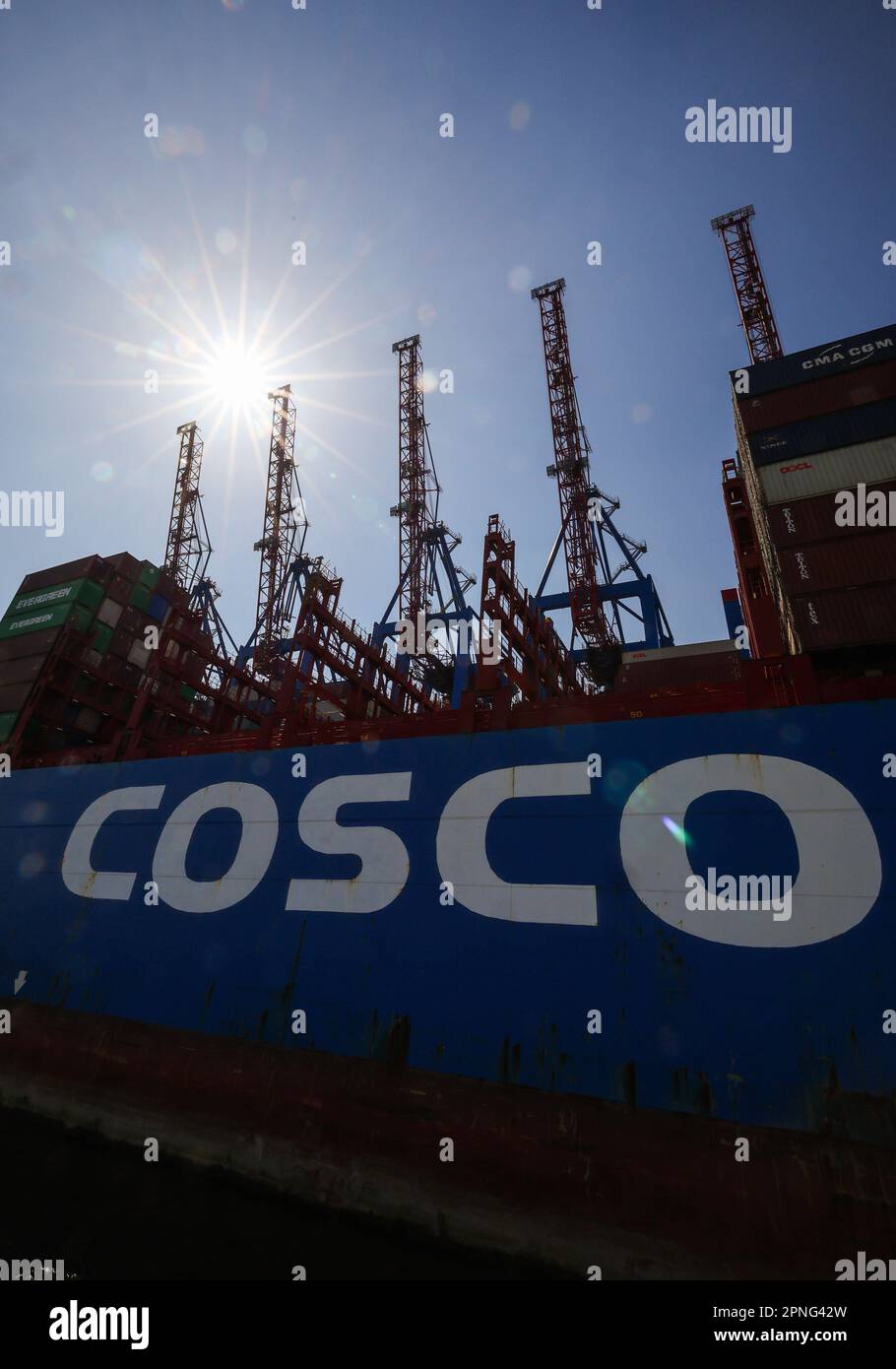 Amburgo, Germania. 17th Apr, 2023. La nave container CSCL Pacific Ocean è ormeggiata al terminal Tollerort di Hamburger Hafen und Logistik AG (HHLA). Credit: Christian Charisius/dpa/Alamy Live News Foto Stock