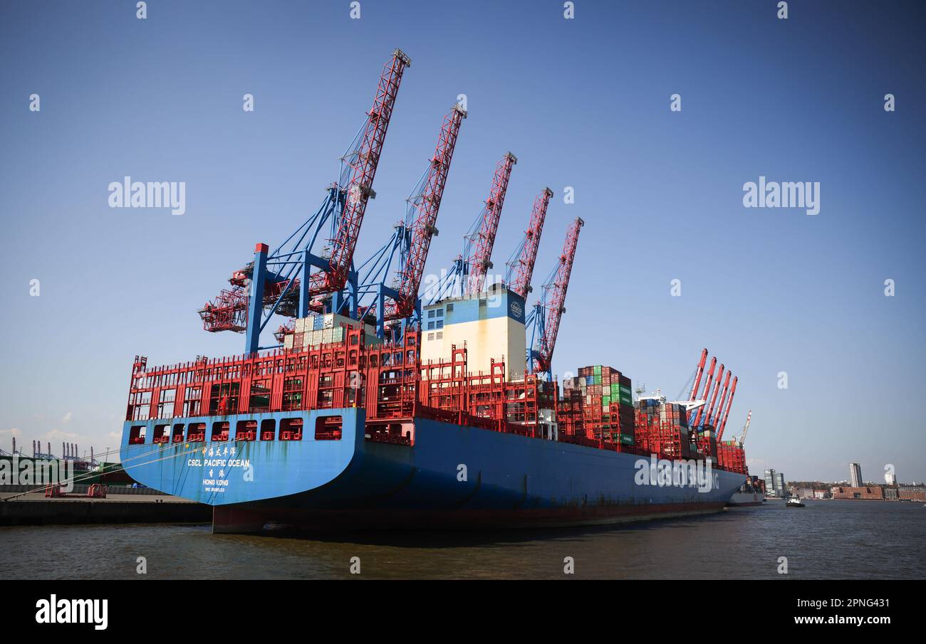 Amburgo, Germania. 17th Apr, 2023. La nave container CSCL Pacific Ocean è ormeggiata al terminal Tollerort di Hamburger Hafen und Logistik AG (HHLA). Credit: Christian Charisius/dpa/Alamy Live News Foto Stock