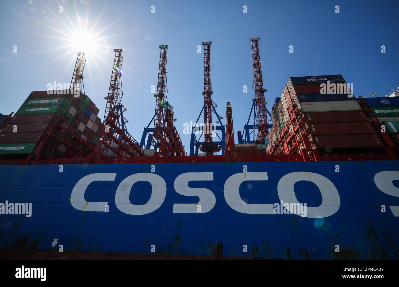 Amburgo, Germania. 17th Apr, 2023. La nave container CSCL Pacific Ocean è ormeggiata al terminal Tollerort di Hamburger Hafen und Logistik AG (HHLA). Credit: Christian Charisius/dpa/Alamy Live News Foto Stock
