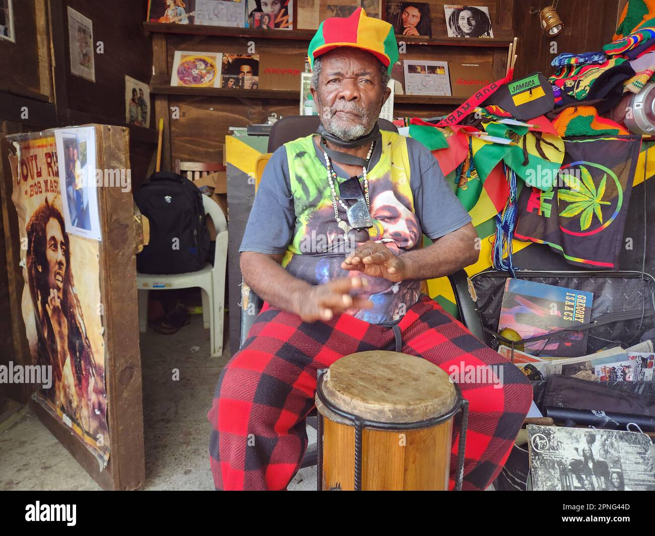 Kingston, Giamaica. 29th Mar, 2023. Sul terreno del Bob Marley Museum, il percussionista reggae di 79 anni Herman Davis, conosciuto come Bongo Herman, siede nel suo stand e batteria. Vende registrazioni musicali e souvenir e racconta ai turisti la sua lunga carriera musicale. (A dpa-Kor 'catch a Fire': Quando reggae è uscito nel mondo 50 anni fa') Credit: Nick Kaiser/dpa/Alamy Live News Foto Stock