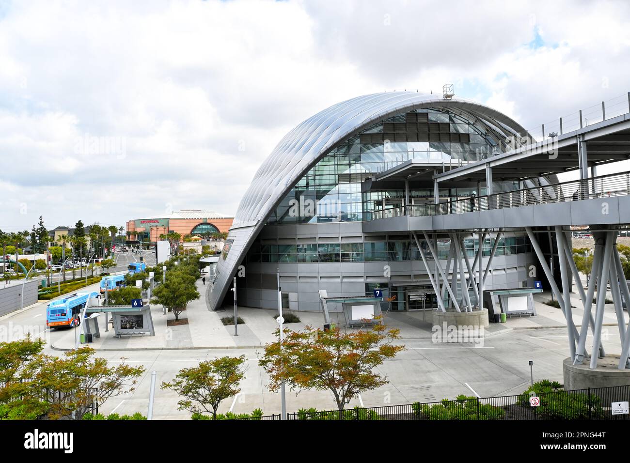 ANAHEIM, CALIFORNIA - 18 aprile 2023: Il Centro intermodale di trasporto regionale di Anaheim, ARTIC, con l'Honda Center sullo sfondo. Foto Stock