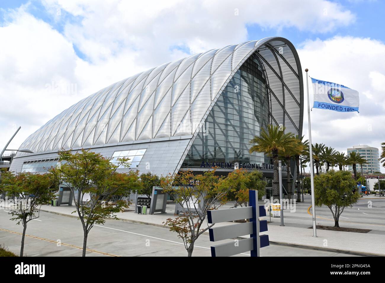 ANAHEIM, CALIFORNIA - 18 Apr 2023: Il Centro intermodale dei Trasporti regionali di Anaheim, ARTIC e bandiera della città di Anaheim. Foto Stock