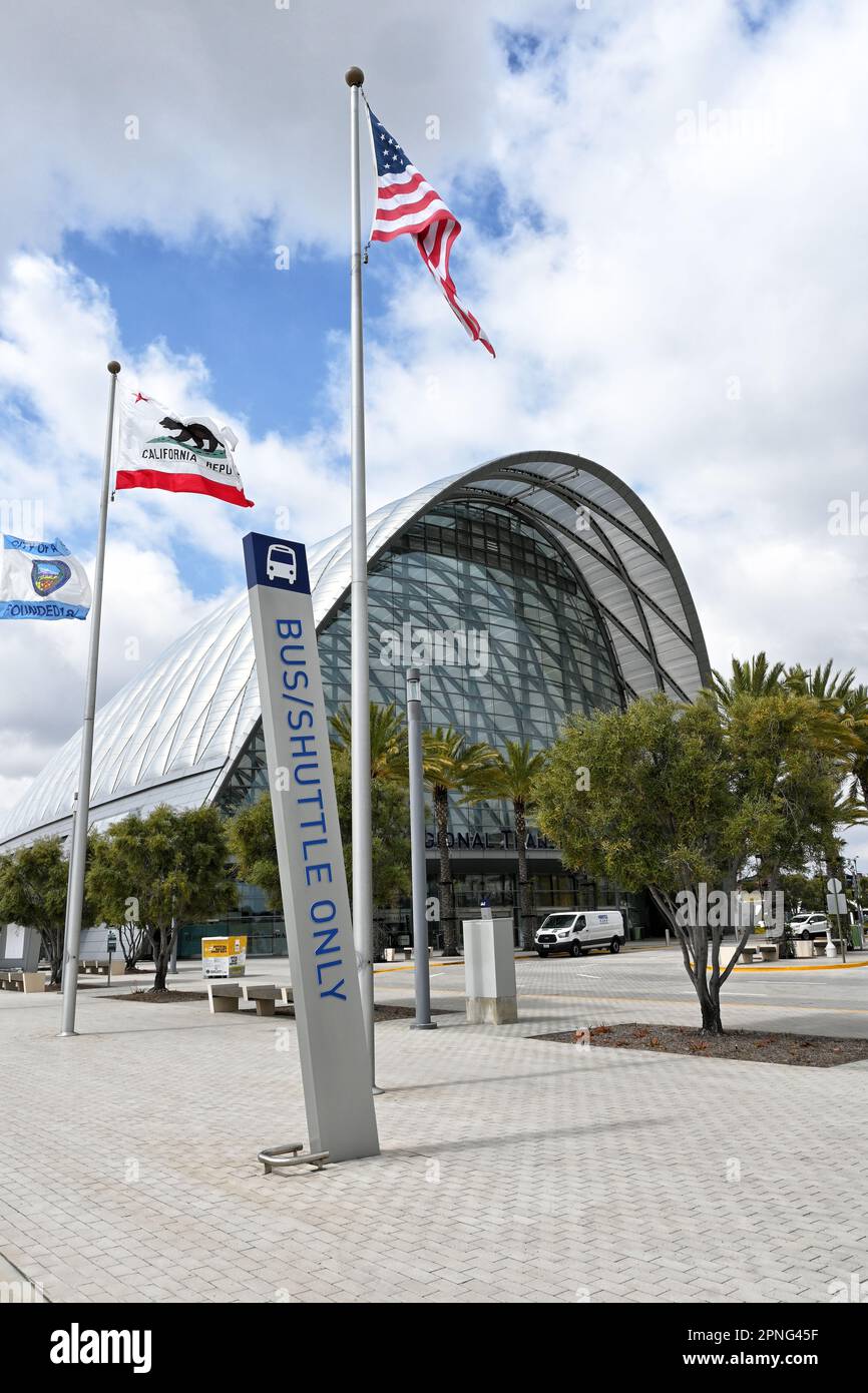 ANAHEIM, CALIFORNIA - 18 Apr 2023: Cartello Bus - Shuttle presso l'Anaheim Regional Transportation Intermodal Center, ARTIC. Foto Stock