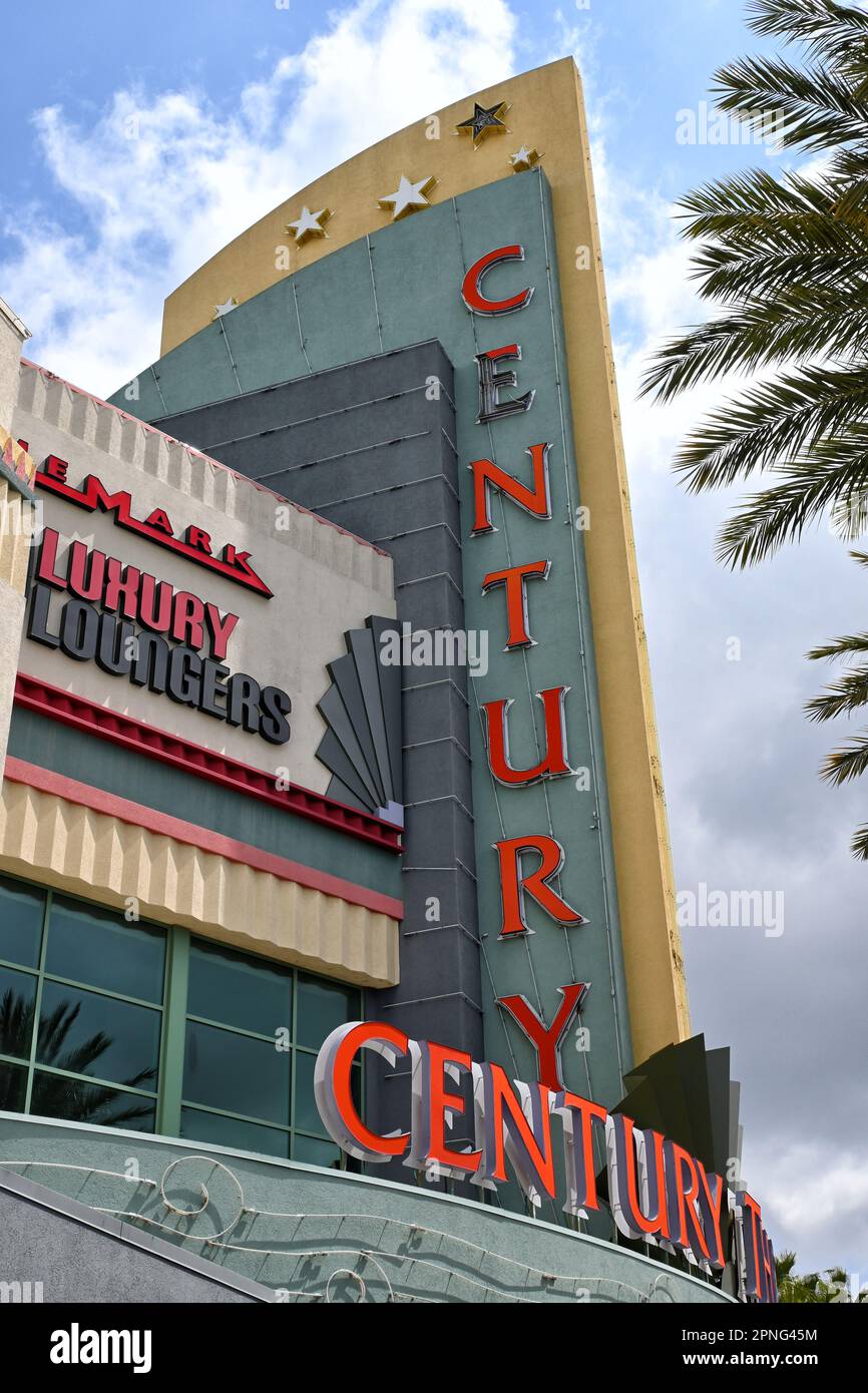 ORANGE, CALIFORNIA - 18 Apr 2023: Century Theatres, Century Stadium 25 e XD Complex offrono posti a sedere reclinabili, servizio bar, cibo e spuntini. Foto Stock