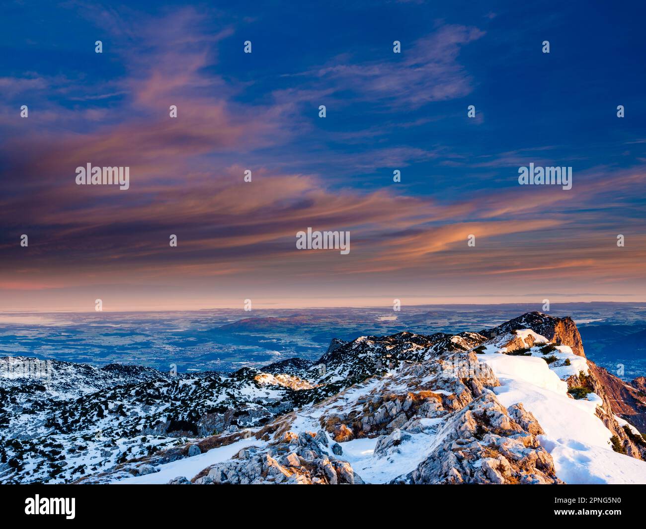 Nuvole rosse all'alba sul Berchtesgadener Hochthron, Untersberg, Berchtesgaden, Berchtesgadener Land, alta Baviera, Baviera, Germania Foto Stock