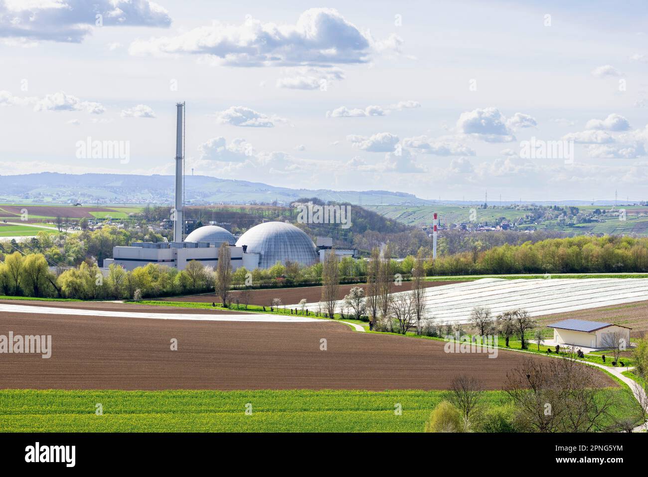 Centrale nucleare di Neckarwestheim, campi, capannone, Neckarwestheim, Baden-Wuerttemberg, Germania Foto Stock