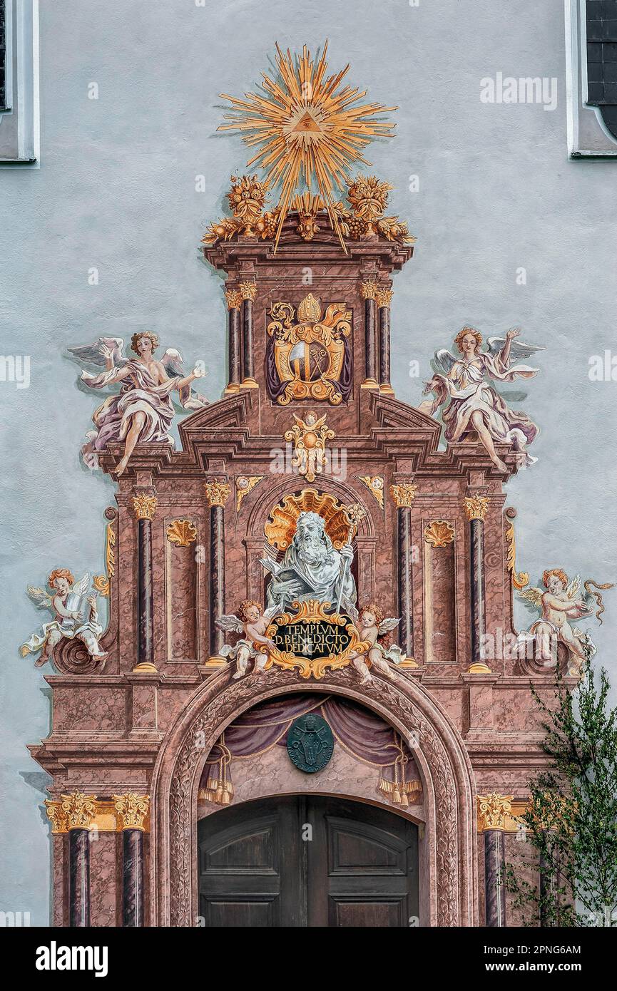 Una porta con angeli al monastero di Benediktbeuern, Baviera, Germania Foto Stock